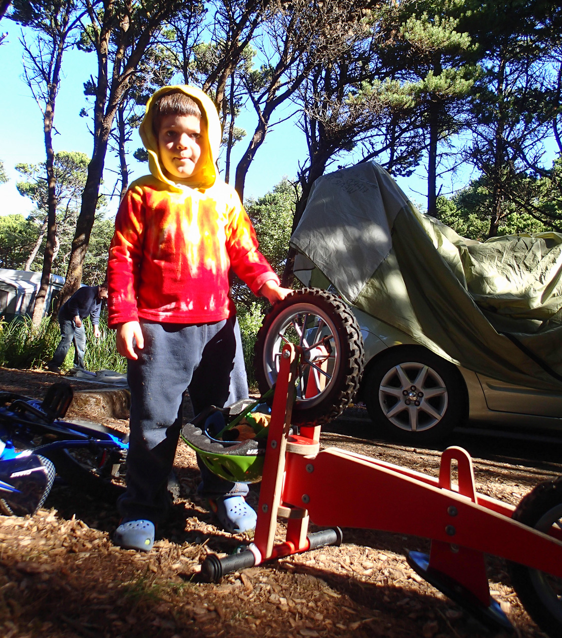  September 03, 2012 - Peter built a rescue harness (helmet), and crank-contraption.